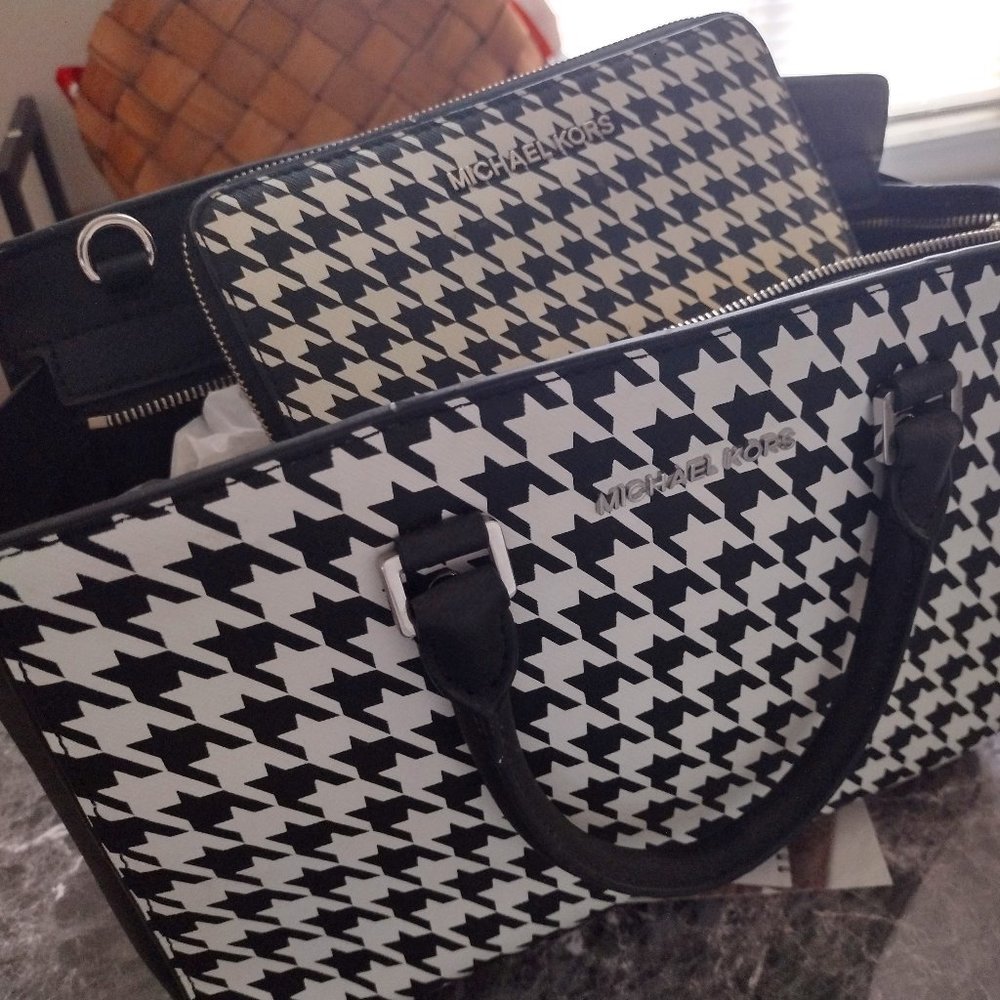 Michael Kors Handbag Elegant Black and White